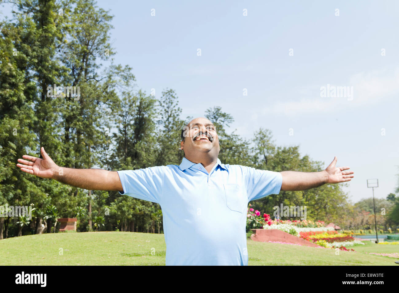 1 indischer Mann spielerisch im Park Stockfoto