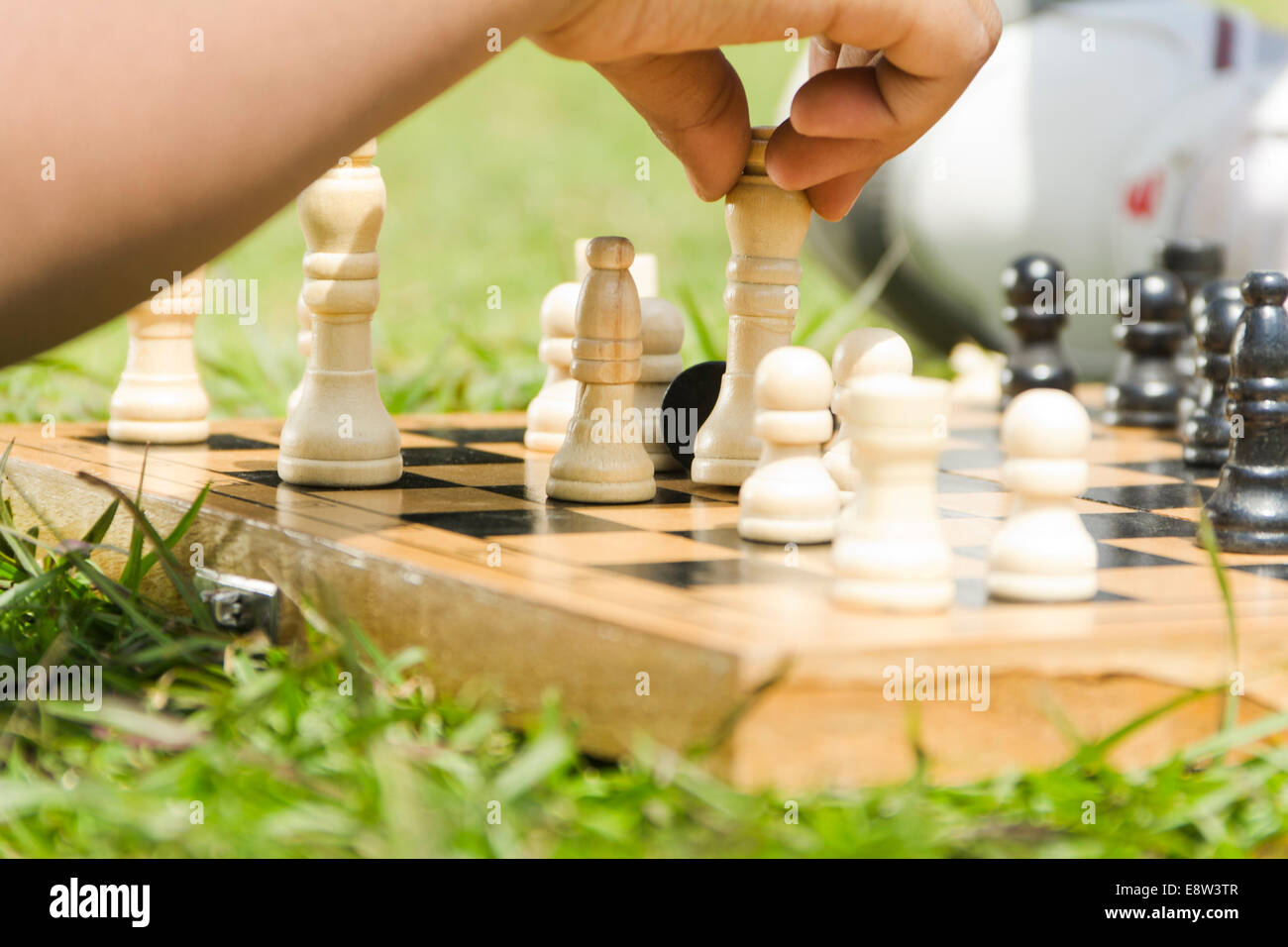 1 Indina Mann spielt Schach Stockfoto