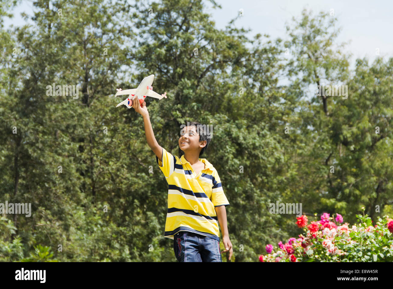 1 indische Kind fliegen Flugzeug im Park Stockfoto