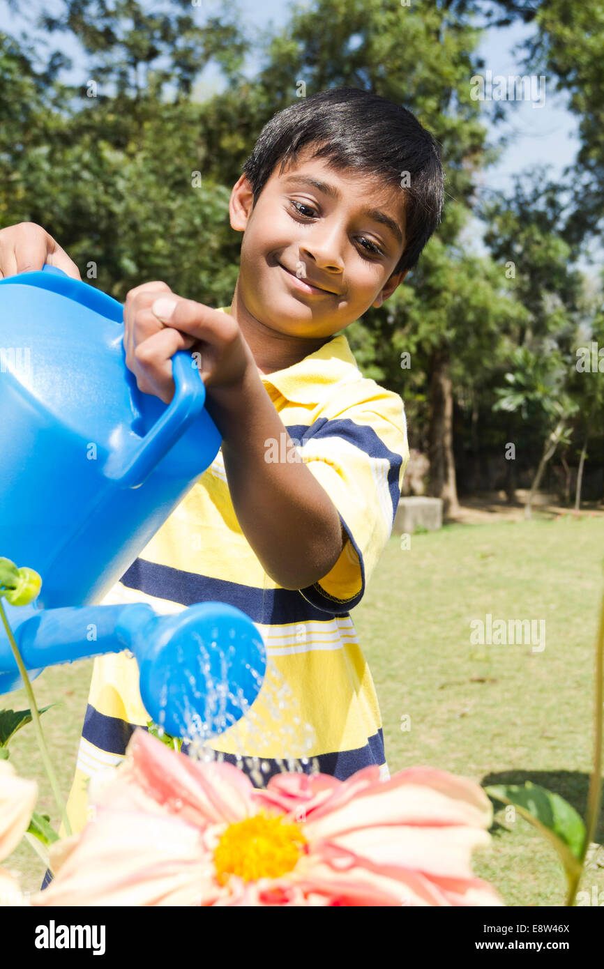 1 indische Junge sprühen Wasser Stockfoto