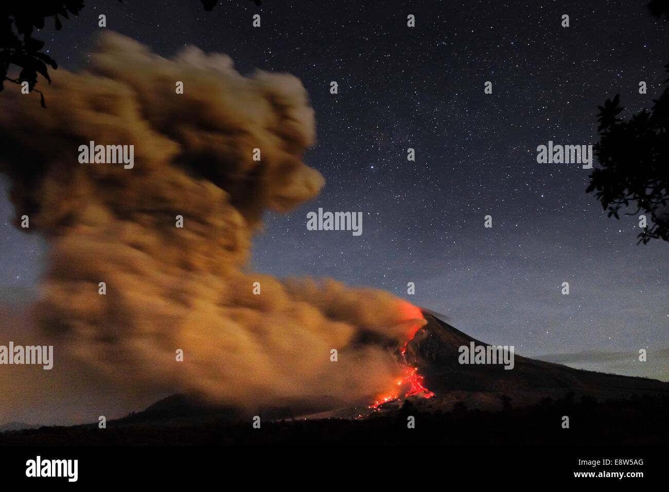 Nord-Sumatra, Indonesien. 13. Oktober 2014. 14. Oktober: Ein Blick auf spuckt pyroklastischen Sinabung Vulkan Eruption gesehen im Beganding Village am 14. Oktober 2014 in Karo, Nord-Sumatra, Indonesien. Offizielle Said '' heute den Status des Sinabung Vulkan Alarm-Klasse mit einem Erdbeben tritt Lava 49 Mal, 2 Mal eine tektonische Erdbeben weit, 18 Hybrid Erdbeben. 2 Mal die beobachteten Lawinen heißen Wolken bis zu 1500-3000 Meter Gipfeln im Süden, 2.000 Fuß im Südosten und die Höhe der Säule von heiße vulkanische Asche Wolke 500-700 m. © Sijori Bilder/ZUMA Draht/Alamy Live News Stockfoto