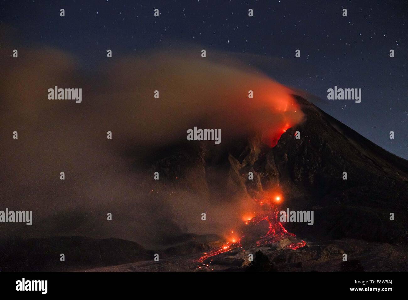 Nord-Sumatra, Indonesien. 13. Oktober 2014. 14. Oktober: Ein Blick auf spuckt pyroklastischen Sinabung Vulkan Eruption gesehen im Beganding Village am 14. Oktober 2014 in Karo, Nord-Sumatra, Indonesien. Offizielle Said '' heute den Status des Sinabung Vulkan Alarm-Klasse mit einem Erdbeben tritt Lava 49 Mal, 2 Mal eine tektonische Erdbeben weit, 18 Hybrid Erdbeben. 2 Mal die beobachteten Lawinen heißen Wolken bis zu 1500-3000 Meter Gipfeln im Süden, 2.000 Fuß im Südosten und die Höhe der Säule von heiße vulkanische Asche Wolke 500-700 m. © Sijori Bilder/ZUMA Draht/Alamy Live News Stockfoto