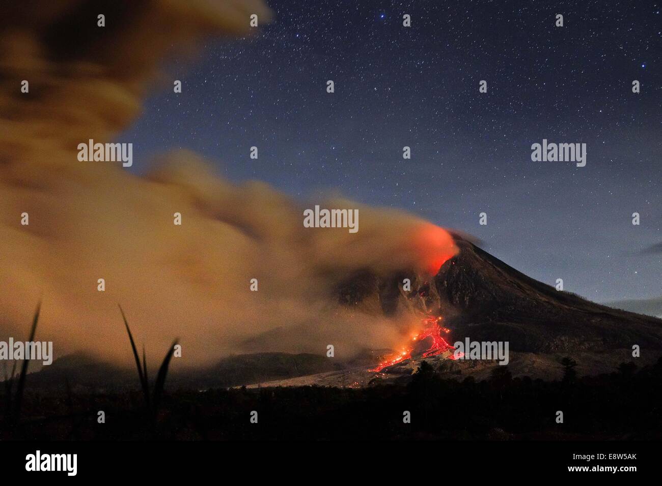Nord-Sumatra, Indonesien. 13. Oktober 2014. 14. Oktober: Ein Blick auf spuckt pyroklastischen Sinabung Vulkan Eruption gesehen im Beganding Village am 14. Oktober 2014 in Karo, Nord-Sumatra, Indonesien. Offizielle Said '' heute den Status des Sinabung Vulkan Alarm-Klasse mit einem Erdbeben tritt Lava 49 Mal, 2 Mal eine tektonische Erdbeben weit, 18 Hybrid Erdbeben. 2 Mal die beobachteten Lawinen heißen Wolken bis zu 1500-3000 Meter Gipfeln im Süden, 2.000 Fuß im Südosten und die Höhe der Säule von heiße vulkanische Asche Wolke 500-700 m. © Sijori Bilder/ZUMA Draht/Alamy Live News Stockfoto