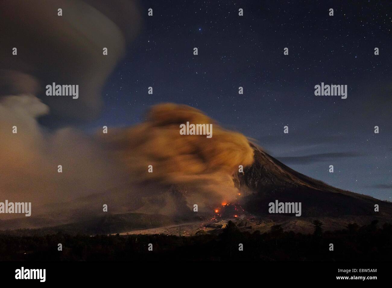 Nord-Sumatra, Indonesien. 13. Oktober 2014. 14. Oktober: Ein Blick auf spuckt pyroklastischen Sinabung Vulkan Eruption gesehen im Beganding Village am 14. Oktober 2014 in Karo, Nord-Sumatra, Indonesien. Offizielle Said '' heute den Status des Sinabung Vulkan Alarm-Klasse mit einem Erdbeben tritt Lava 49 Mal, 2 Mal eine tektonische Erdbeben weit, 18 Hybrid Erdbeben. 2 Mal die beobachteten Lawinen heißen Wolken bis zu 1500-3000 Meter Gipfeln im Süden, 2.000 Fuß im Südosten und die Höhe der Säule von heiße vulkanische Asche Wolke 500-700 m. © Sijori Bilder/ZUMA Draht/Alamy Live News Stockfoto