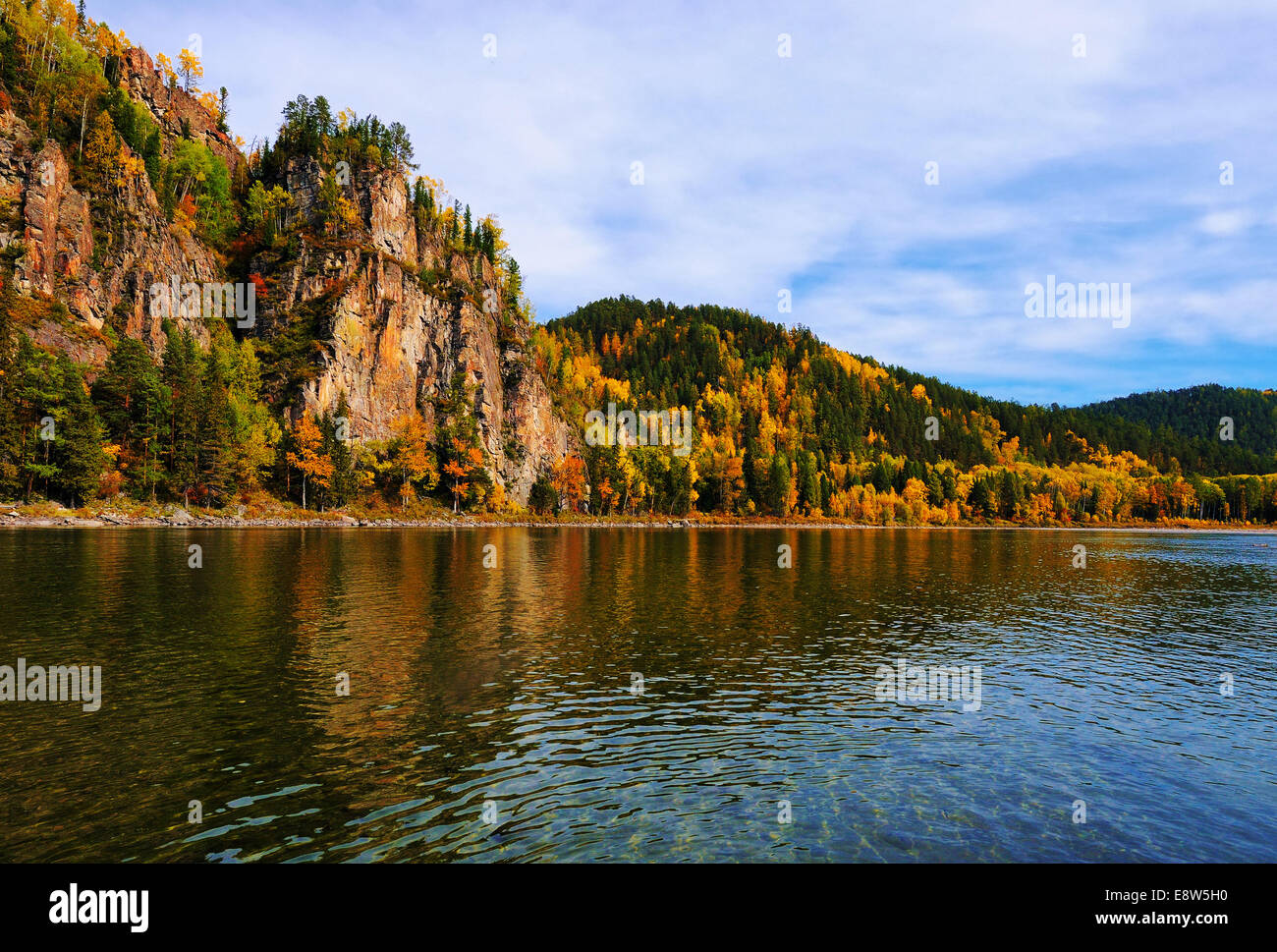 Rock den sibirischen Fluss. Herbst in den Wald von Ost-Sibirien Stockfoto
