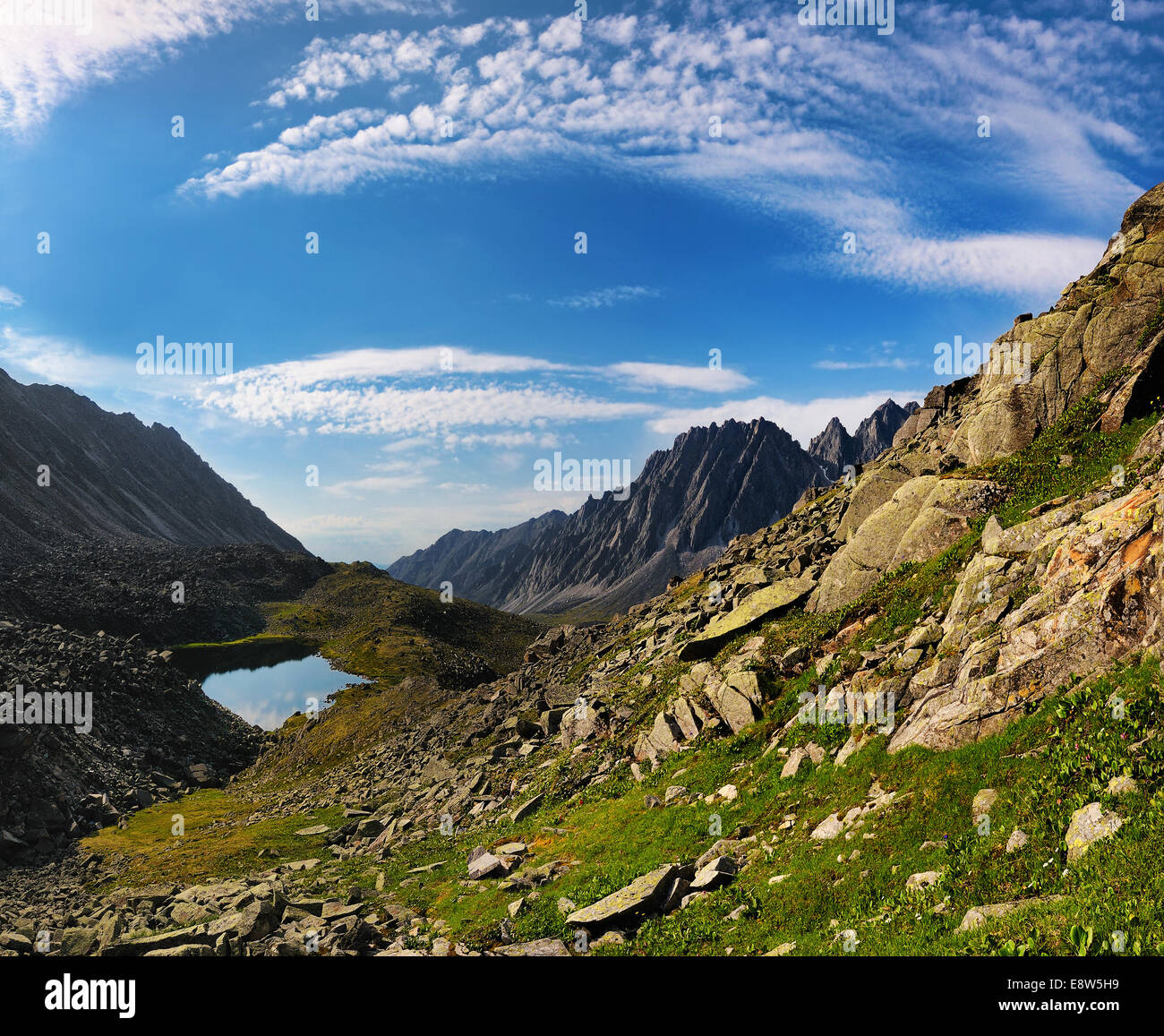 Cirruswolken über die Bergtundra in Ostsibirien Stockfoto