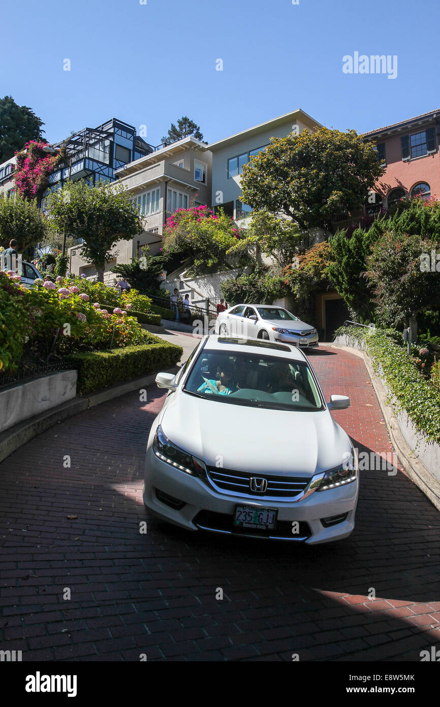 Autos steigen, Lombard Street, Russian Hill, San Francisco, Kalifornien, USA, Nordamerika Stockfoto