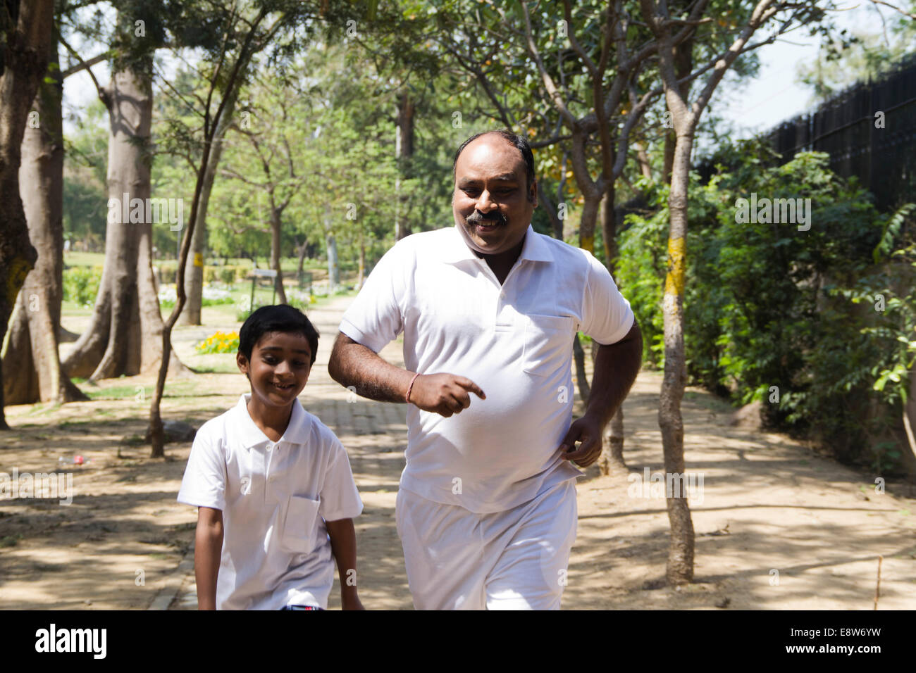 1 indischer Mann Morgen zu Fuß mit Kind Stockfoto