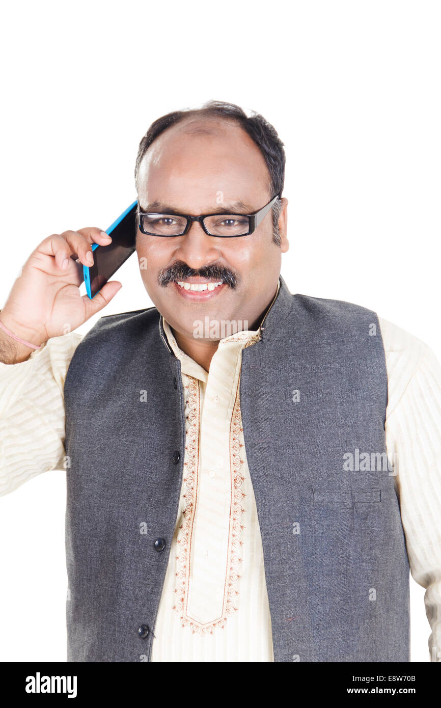 1 indischer Mann im Gespräch mit Mobile Stockfoto