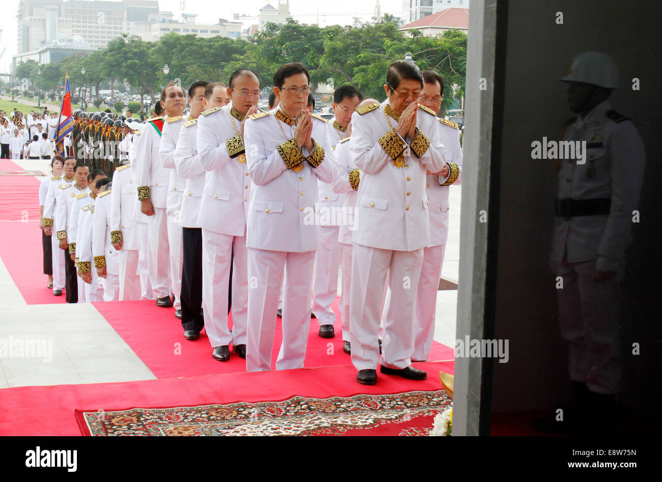 Phnom Penh, Kambodscha. 15. Oktober 2014. Kambodschanische Beamten Hommage an späten König-Vater Norodom Sihanouk in Phnom Penh 15. Oktober 2014. Kambodscha am Mittwoch den zweiten Jahrestag des Todes von des Landes am meisten verehrten König-Vater Norodom Sihanouk durch Almosen zu Buddhisten Mönche bieten und als Hommage an seine Statue gedacht. Bildnachweis: Sovannara/Xinhua/Alamy Live-Nachrichten Stockfoto