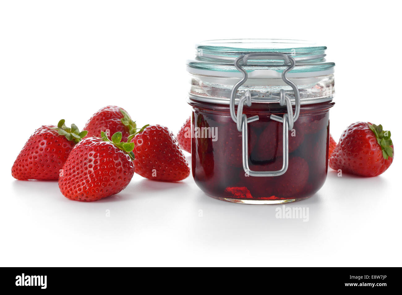 Erdbeer-Marmelade oder Confiture und frischen Erdbeeren, isoliert auf weiss. Süße rote bewahren. Stockfoto