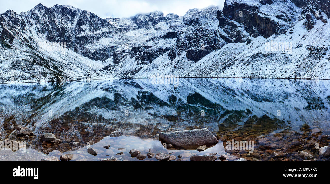 Abstrakte Natur, Berge Spiegelung im Wasser. Hohe Tatra-Gebirge Czarny Staw Gasienicowy (Schwarzer See), Frühherbst. Polen. Stockfoto