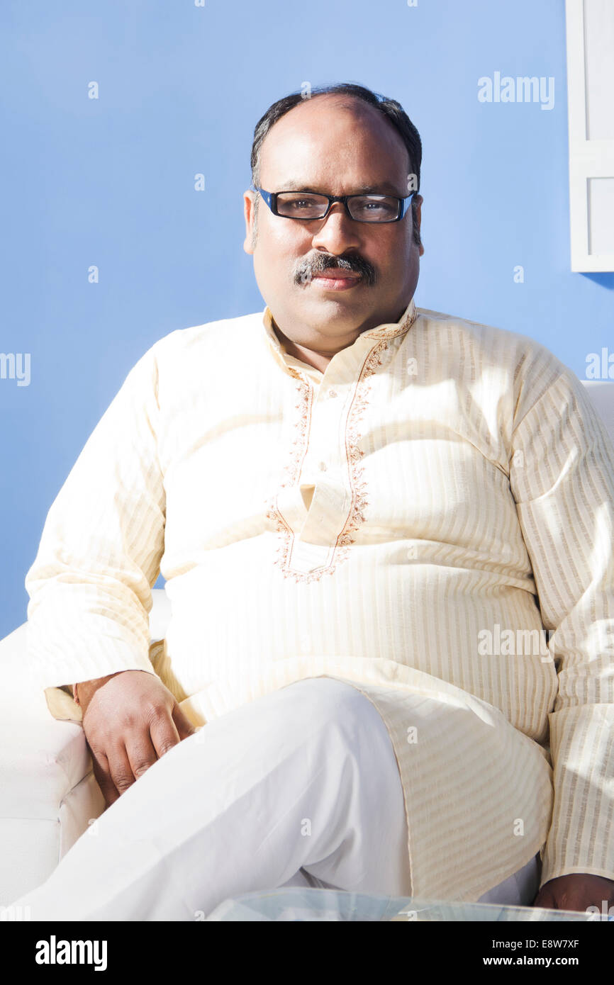 1 indischer Mann zu Hause sitzen Stockfoto