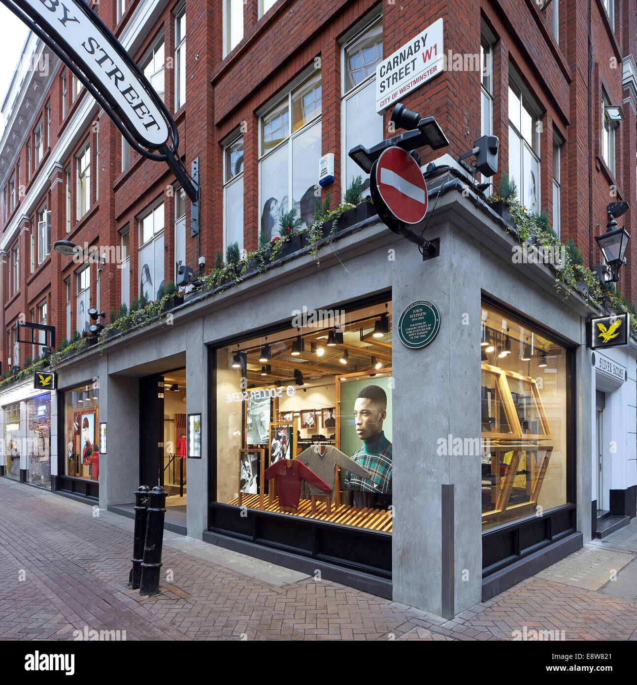 Lyle & Scott Carnaby Street, London, Vereinigtes Königreich. Architekt: Brinkworth Designberatung, 2014. Ecke Höhe mit windo Stockfoto