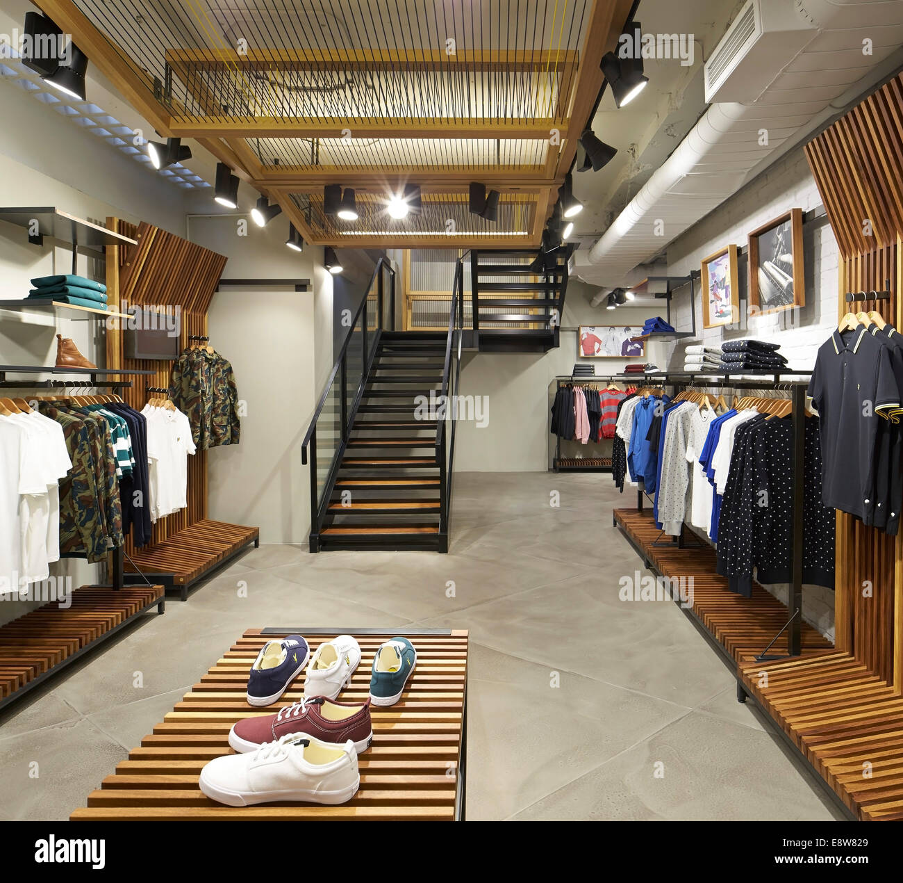 Lyle & Scott Carnaby Street, London, Vereinigtes Königreich. Architekt: Brinkworth Designberatung, 2014. Keller und Herrenmode. Stockfoto