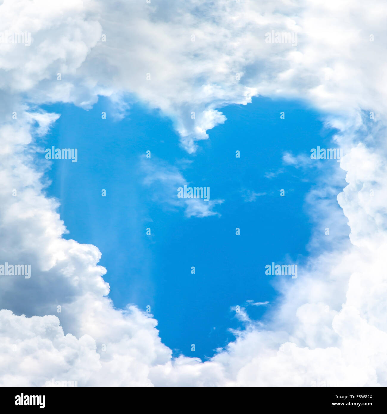 blauer Himmel Form Herz aus Wolke Rahmen Stockfoto