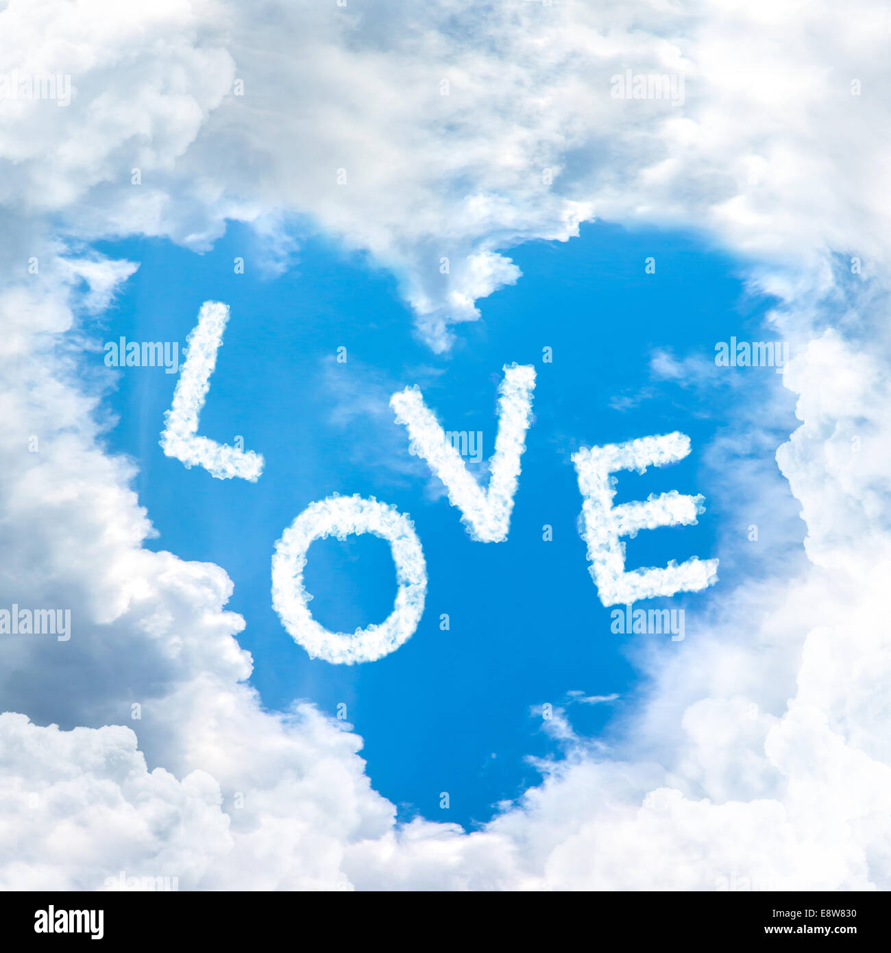 blauer Himmel Form Herz aus Wolke Rahmen Stockfoto