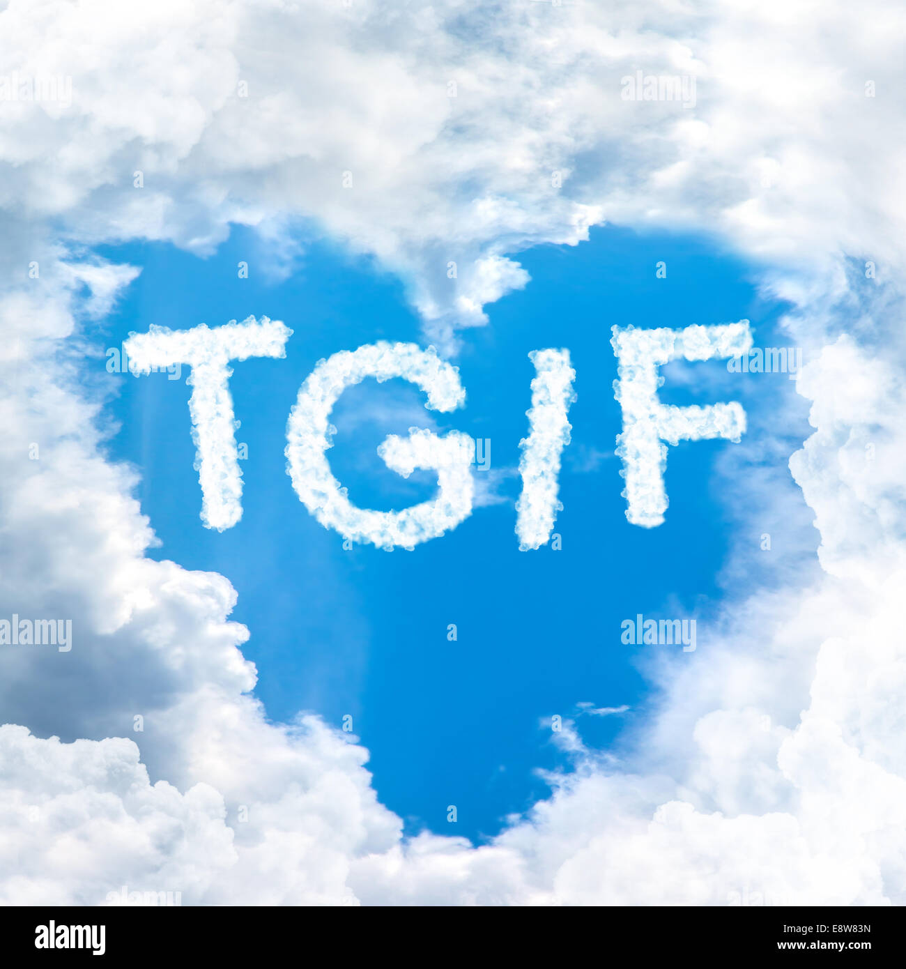 TGIF Konzept Freitag Zeit für Urlaub in blauer Himmel Form Herzen von Wolke Frame glücklich Stockfoto