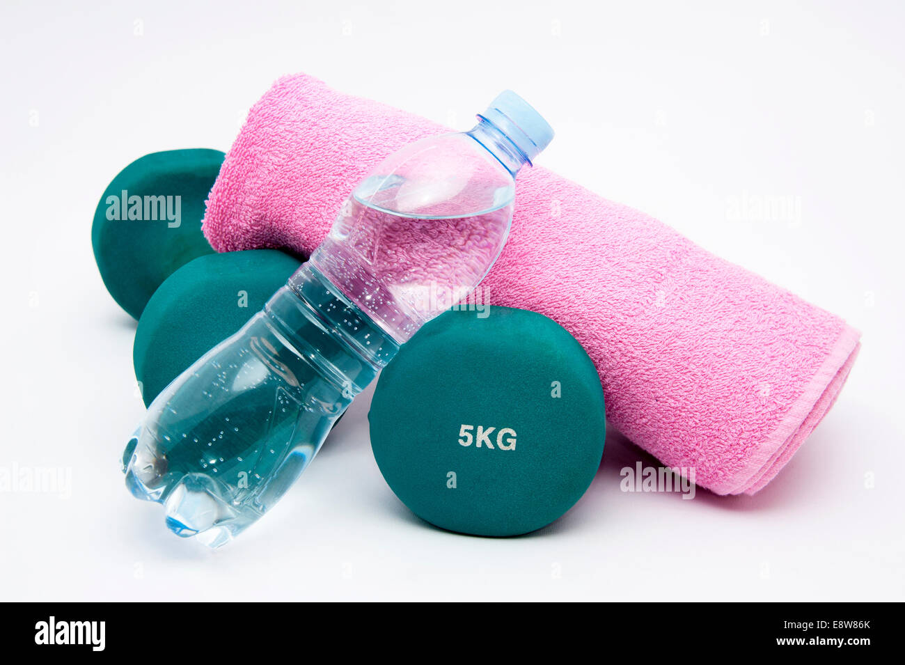 Fitness-Konzept - Hanteln, Wasserflasche und Handtuch Stockfoto