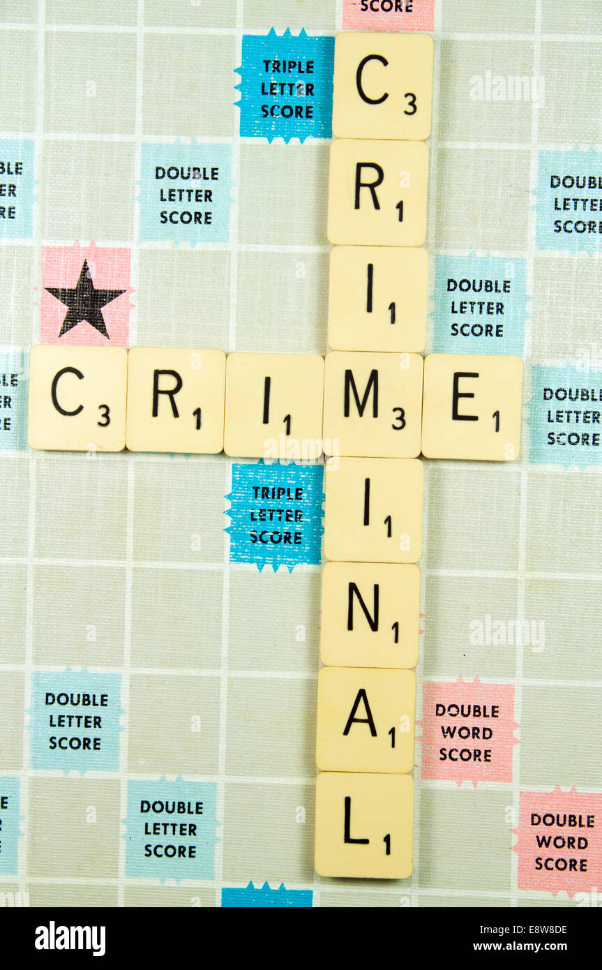 Kriminalität Verbrecher ausgeschrieben auf Scrabble-Brett Stockfoto