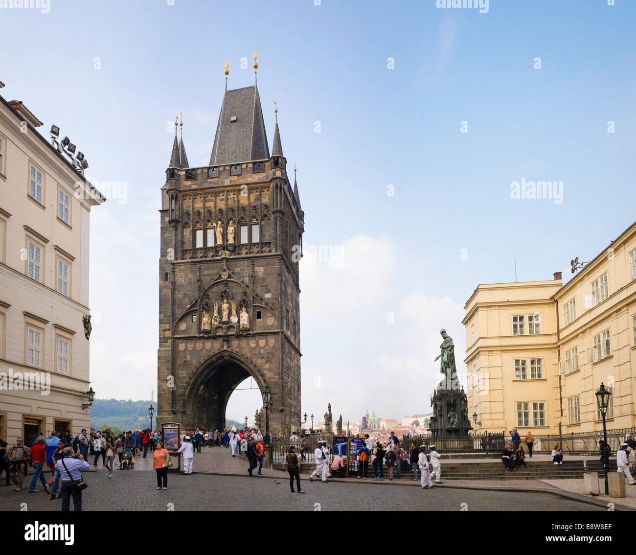 Praha, Prag, Staroměstská Mostecka Vez und Karel IV, Charles IV statue Stockfoto