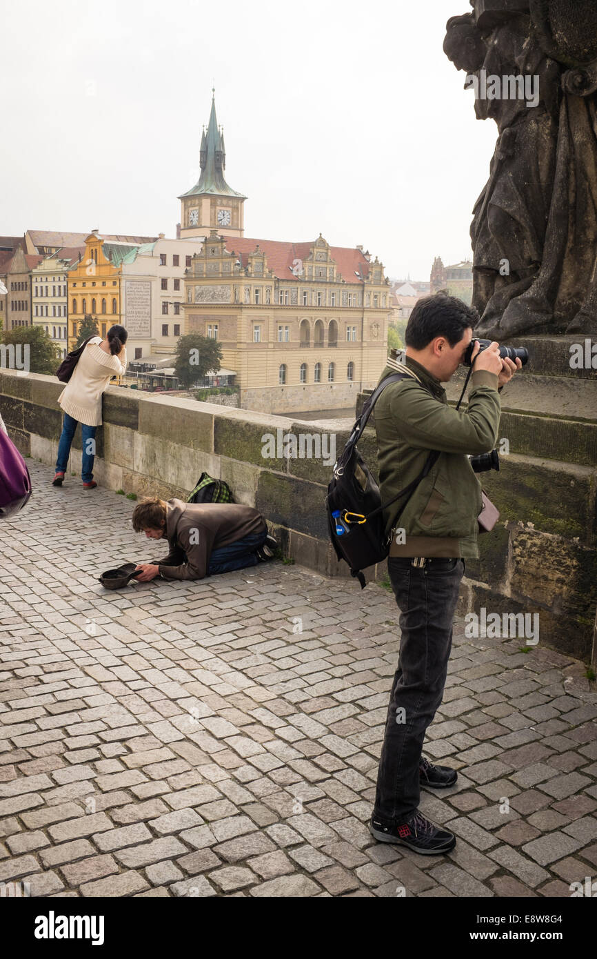 Praha, Prag, Karlsbrücke, Toutsit, machen Fotos und Bettler Stockfoto
