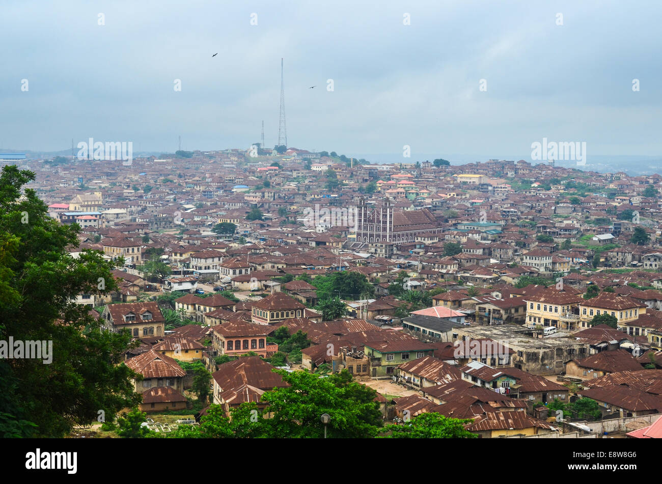 Luftaufnahme der Stadt Abeokuta, Ogun State (Südwesten), Nigeria und seine Häuser mit rostigen Dächer, genommen vom Olumo rock Stockfoto