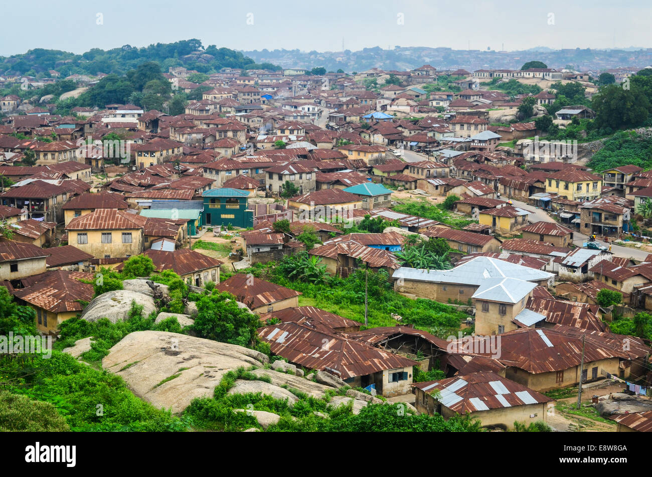 Luftaufnahme der Stadt Abeokuta, Ogun State (Südwesten), Nigeria und seine Häuser mit rostigen Dächer, genommen vom Olumo rock Stockfoto