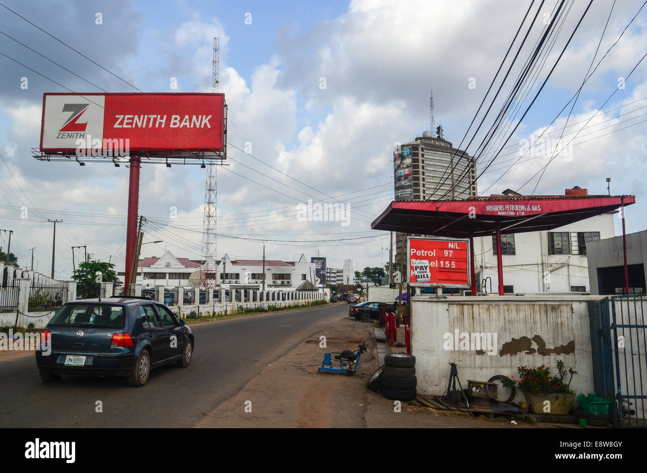 Straßen der Stadt Ibadan, Oyo State, Nigeria und Straße Anzeige für Zenith bank Stockfoto
