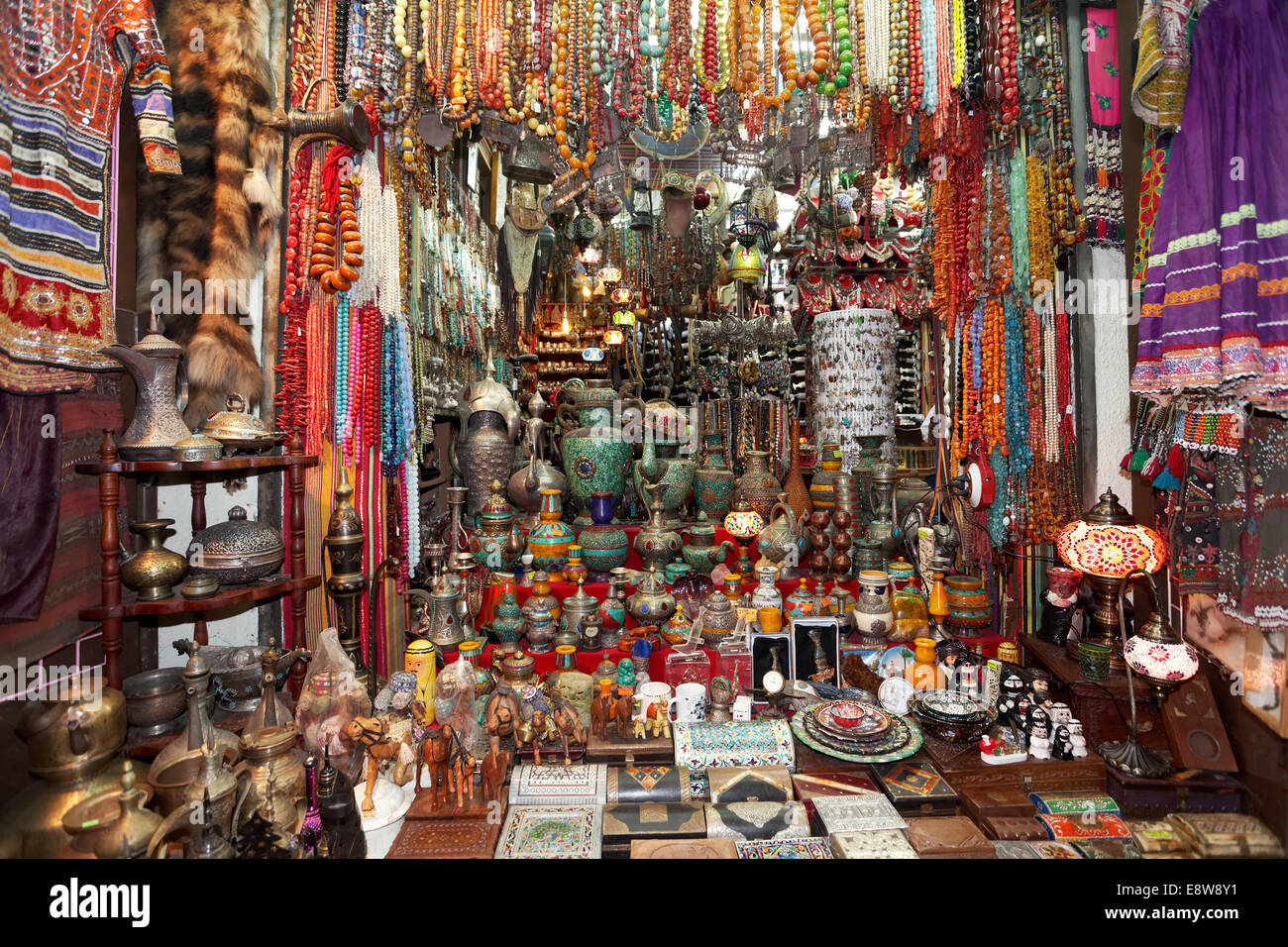 Bunt waren und Souvenirs in einem Geschäft in Muttrah Souq Markt, Muttrah, Muscat, Oman Stockfoto