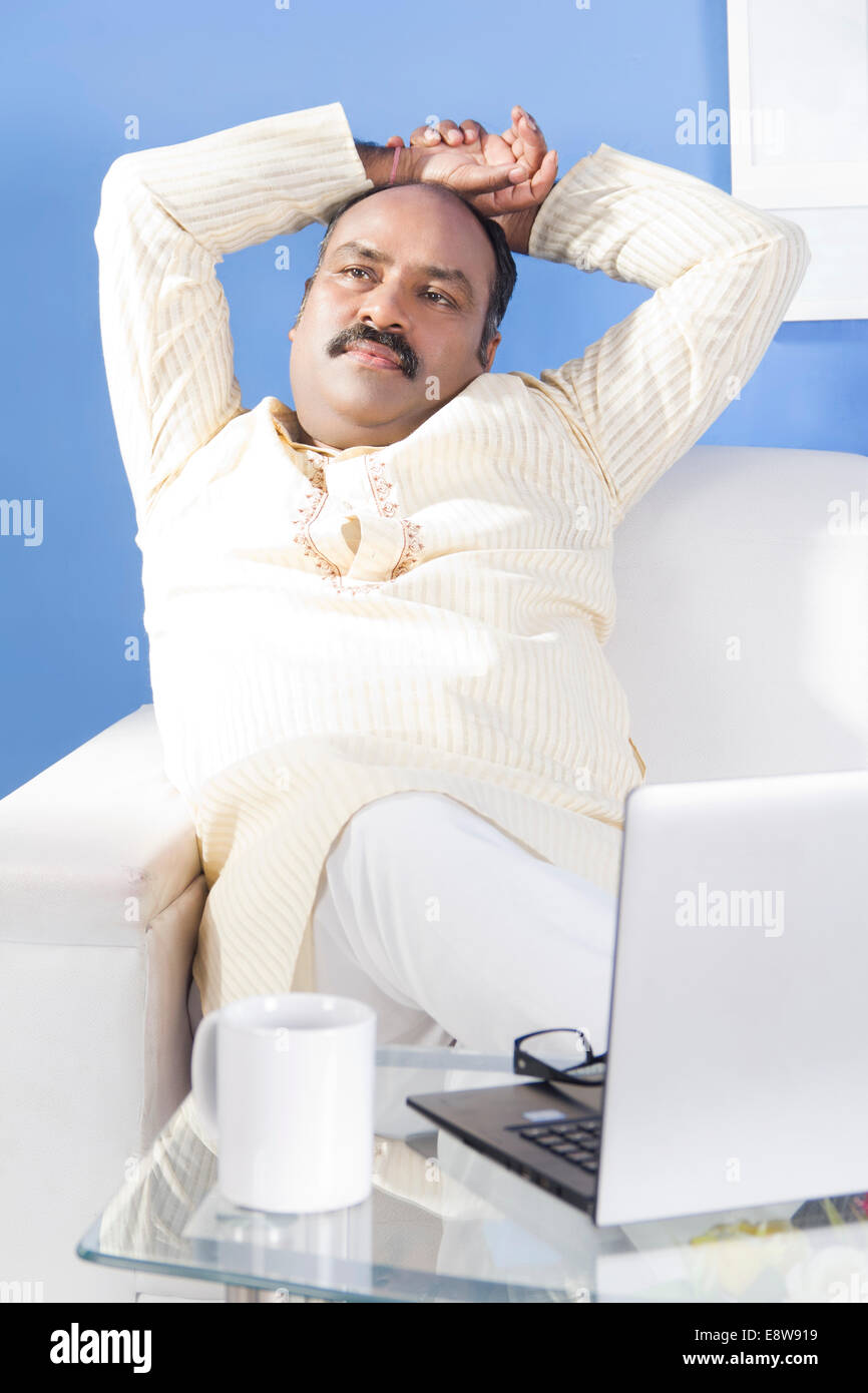 1 indischer Mann zu Hause sitzen Stockfoto