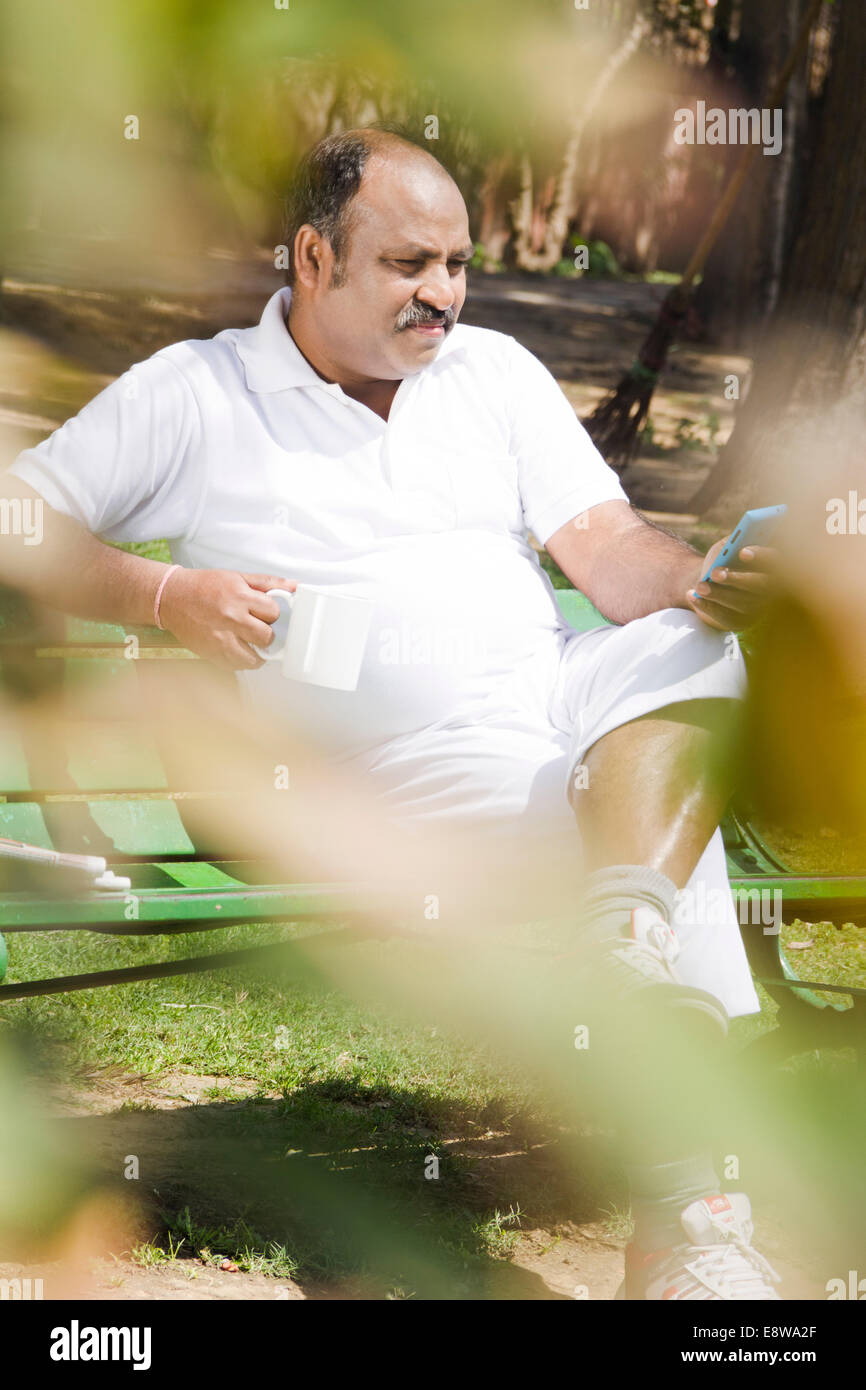 1 indischer Mann im Park sitzen und Tee trinken Stockfoto