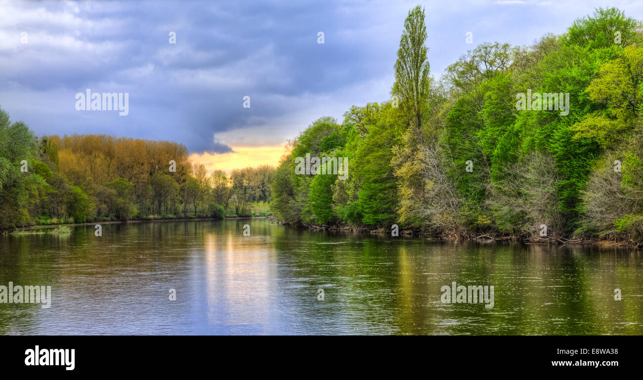 Bewölkten Sonnenuntergang über den Fluss Cher, ein wichtiger Fluss in der zentralen Region von Frankreich, ein Nebenfluss der linken Loire. Stockfoto