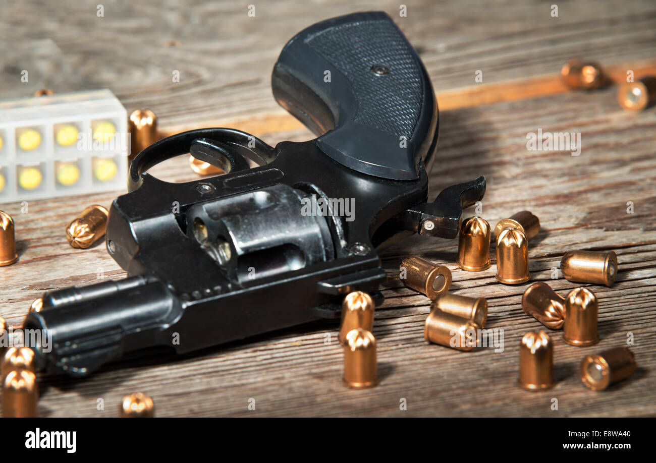Detail eines Revolvers mit Platzpatrone Stockfotografie Alamy