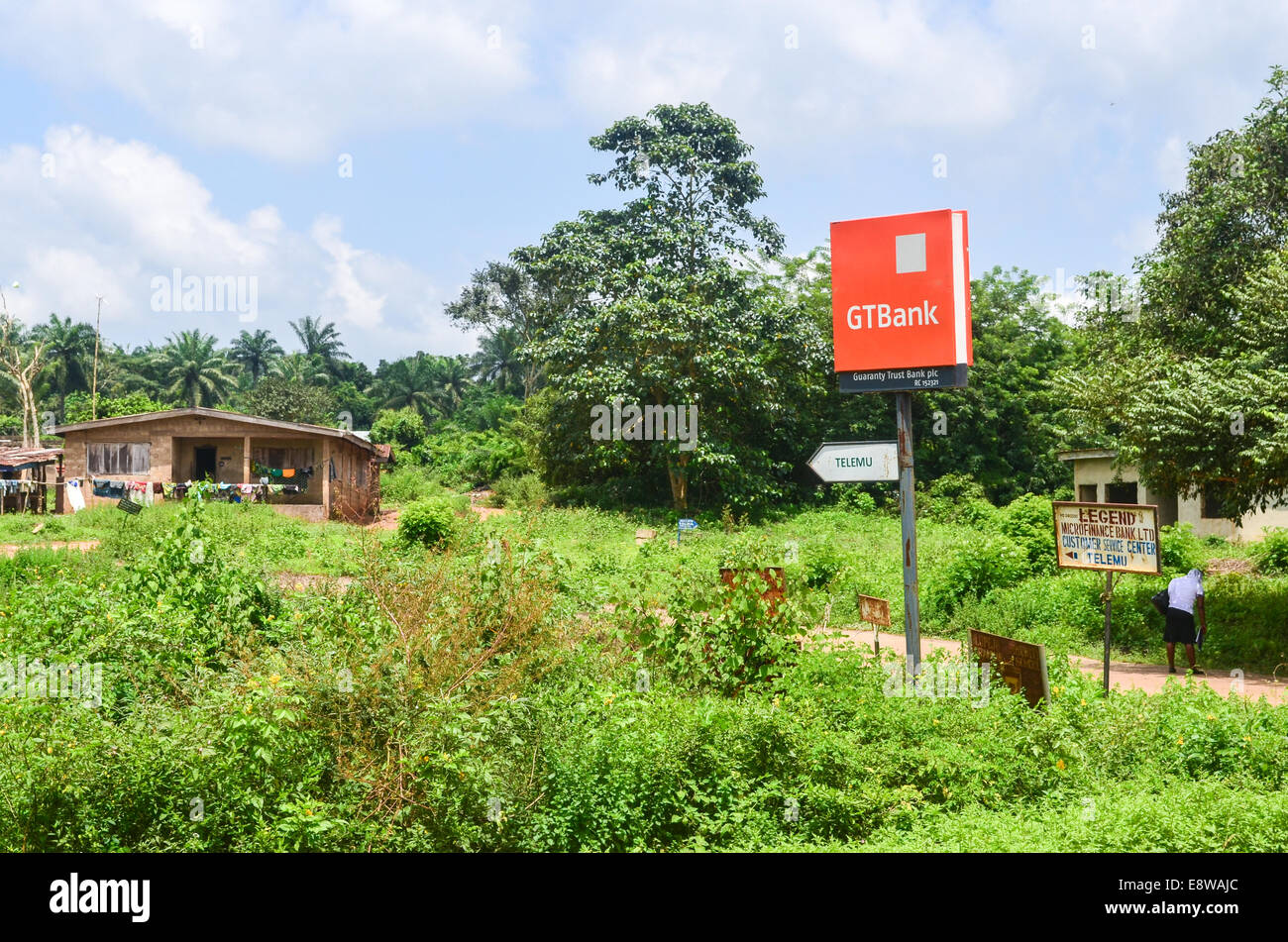 Ein Zeichen der Mikrofinanz und BRZ-Bank in ländlichen Nigeria, Afrika Stockfoto