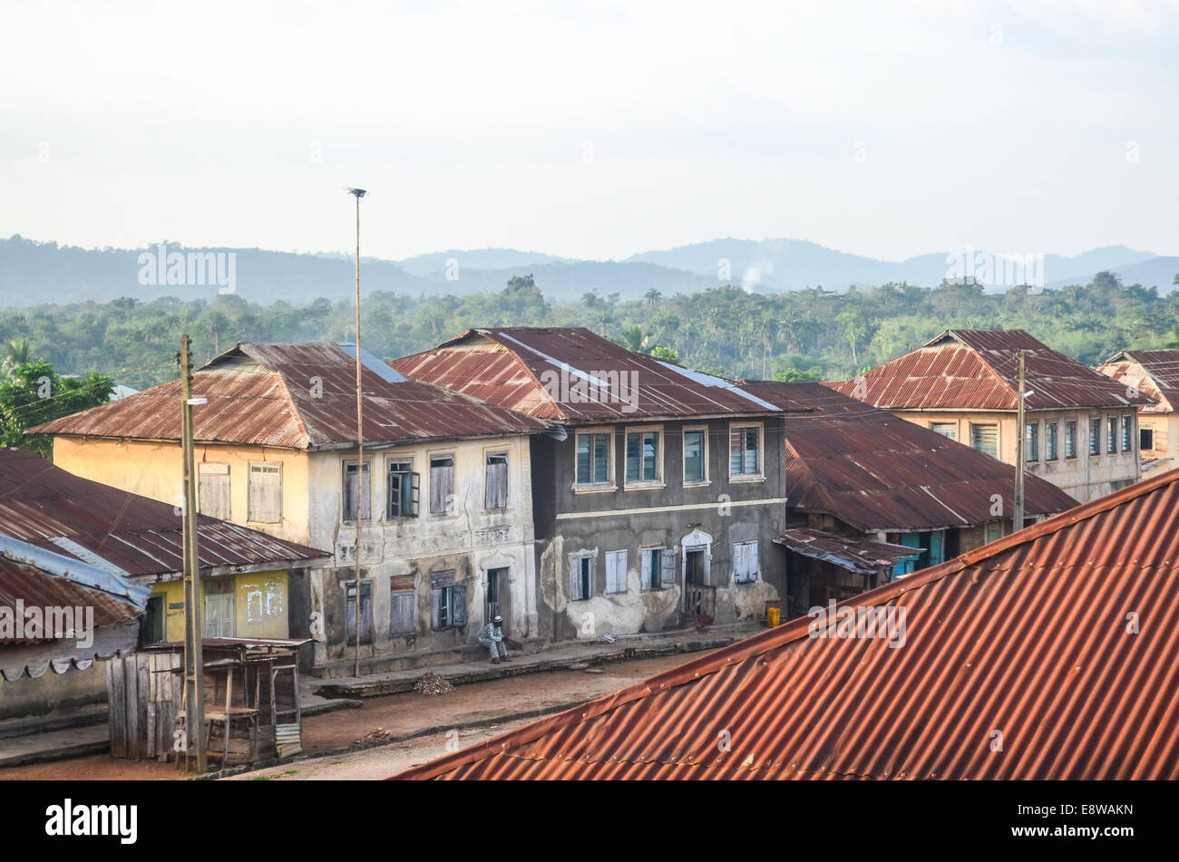 Luftaufnahme der Stadt Ipetu-Ijesa, Osun State (Südwesten), Nigeria und seine Häuser mit rostigen Dächer, ein Mann sitzt Stockfoto