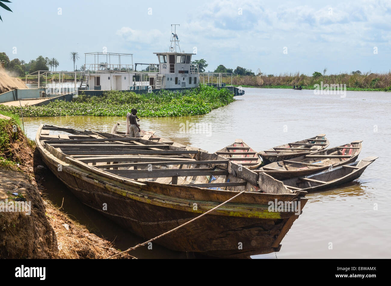 Die verlassenen Fähre zwischen Idah und Agenebode, zwei Städte, die einander über den Fluss Niger in Nigeria und Ersatz Stockfoto