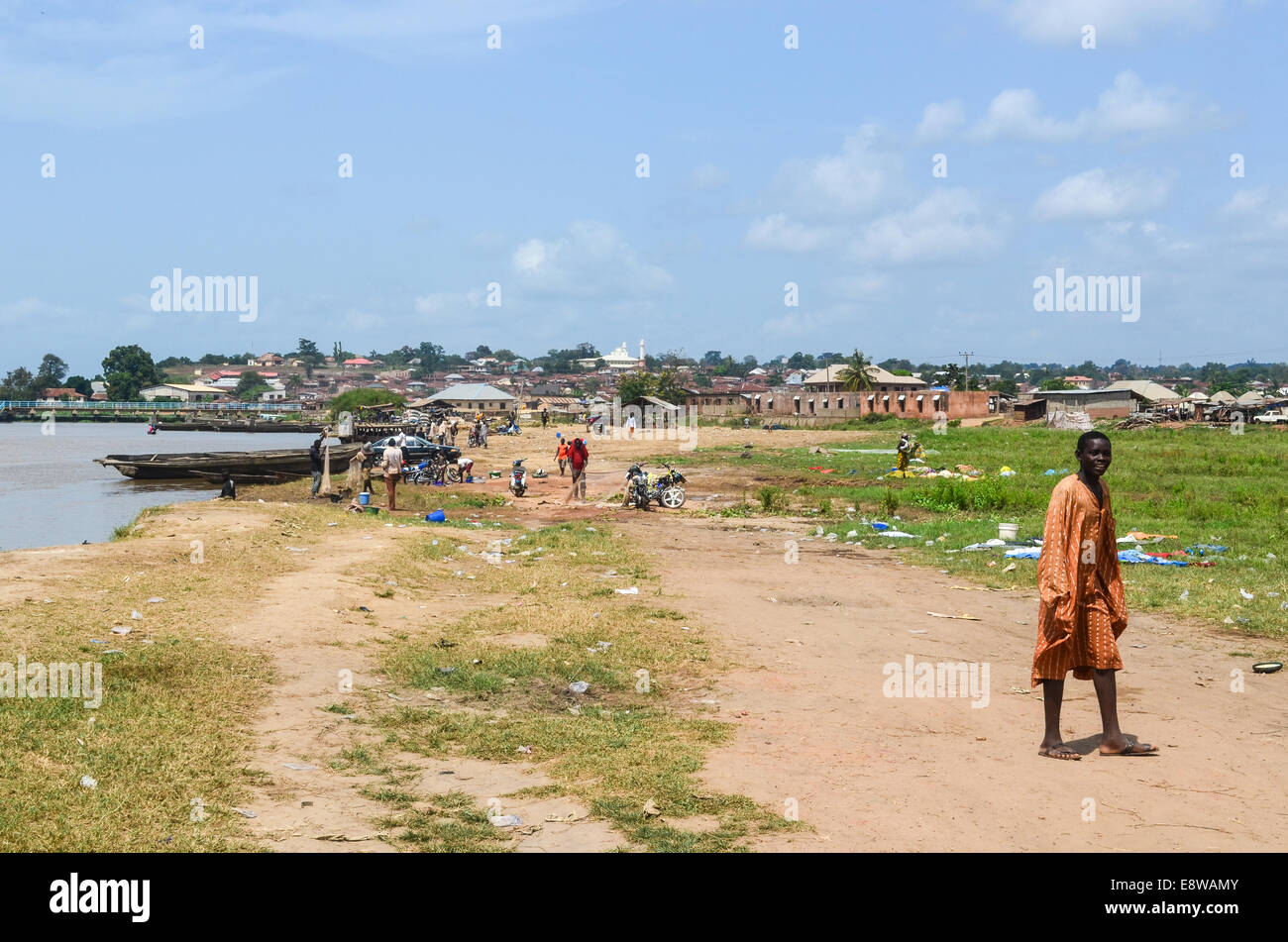 Junge Nigerianer stehen im Hafen von Idah, einer Stadt mit Blick auf Agenebode über dem Niger in Nigeria Stockfoto