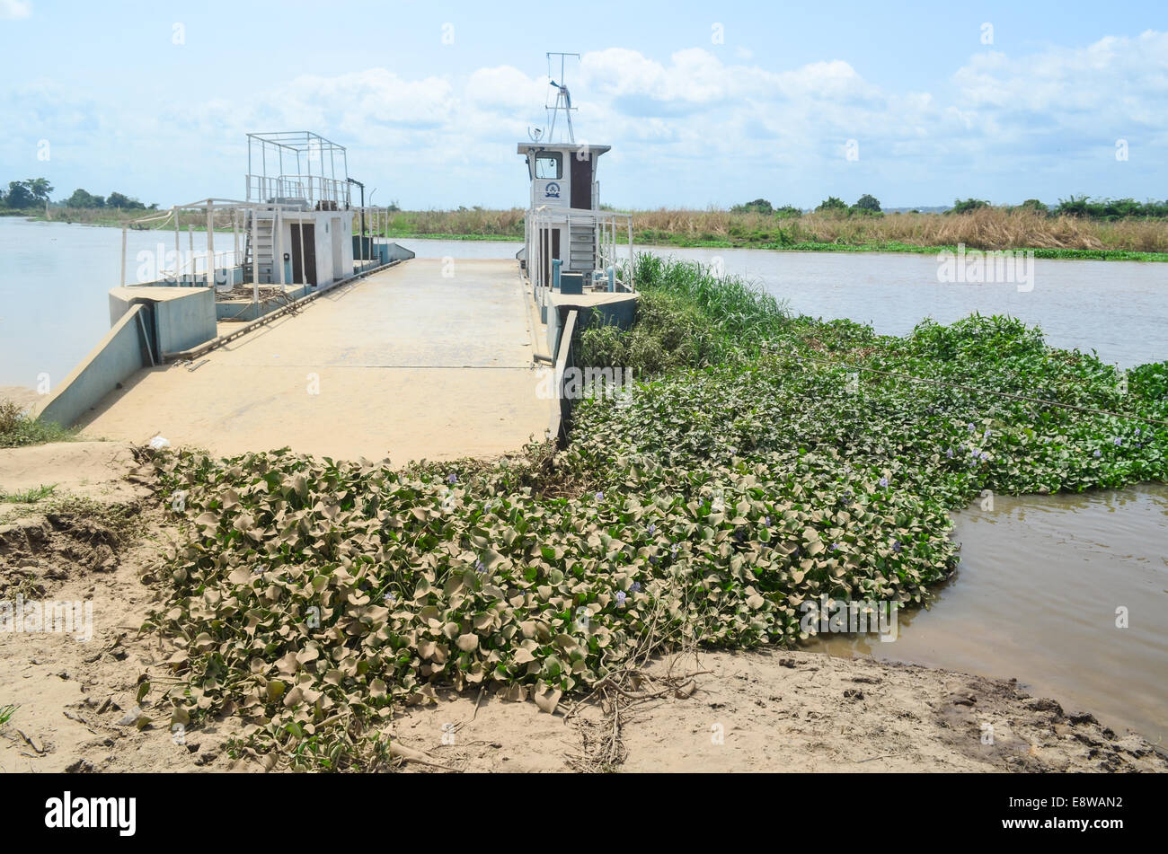 Die verlassenen Fähre zwischen Idah und Agenebode, zwei Städte, die einander über den Fluss Niger in Nigeria Stockfoto