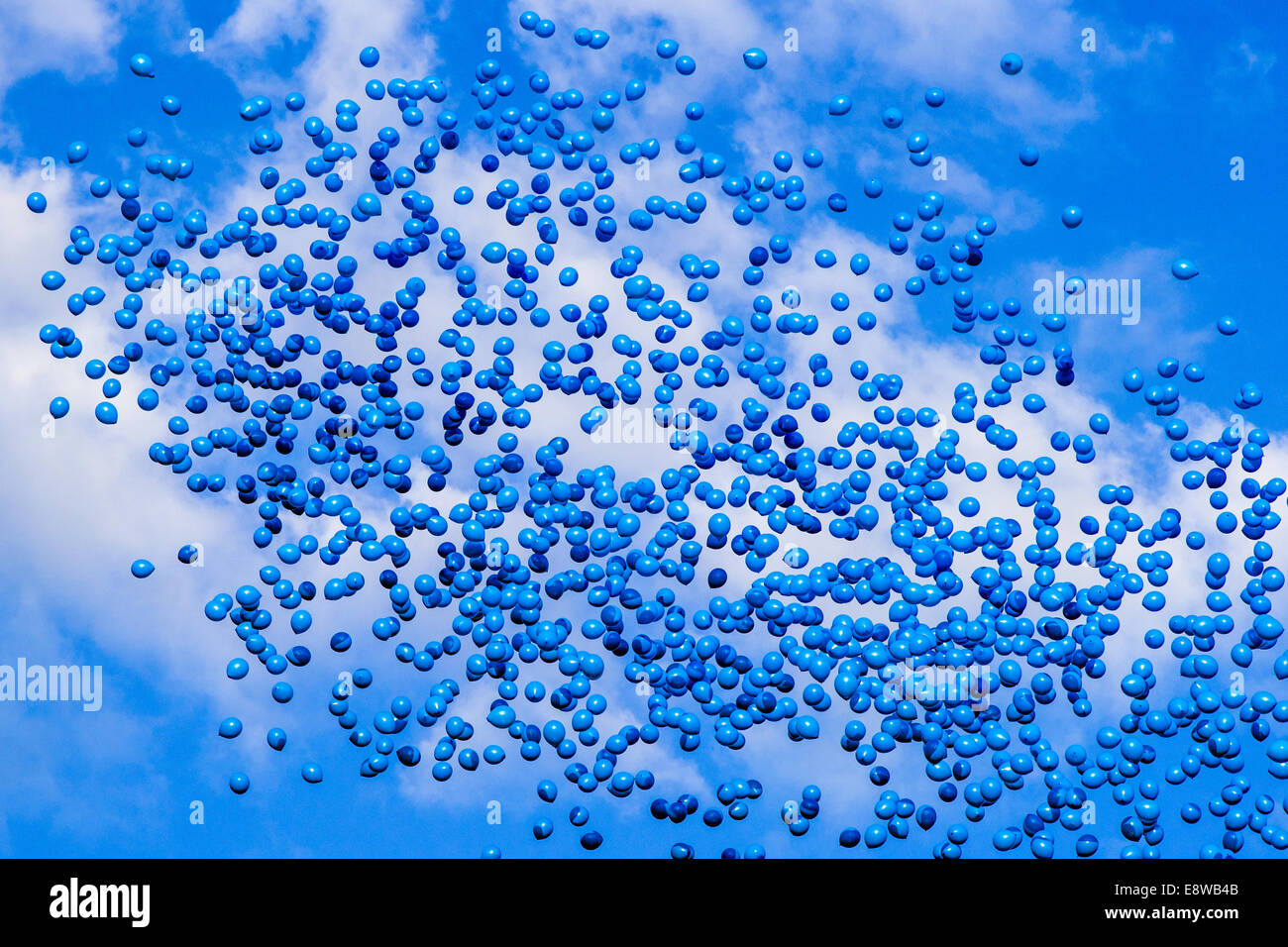 Rhapsody in Blue. Viele blaue Ballons in der Luft vor dem Hintergrund des blauen Himmel und weiße Wolken veröffentlicht Stockfoto