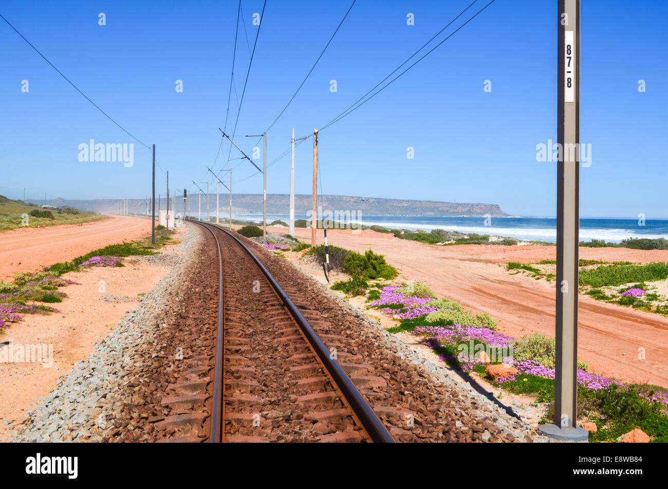 Sishen-Saldanha Eisenbahn an der afrikanischen Westküste in Südafrika in der Nähe von Elandsbaai Stockfoto