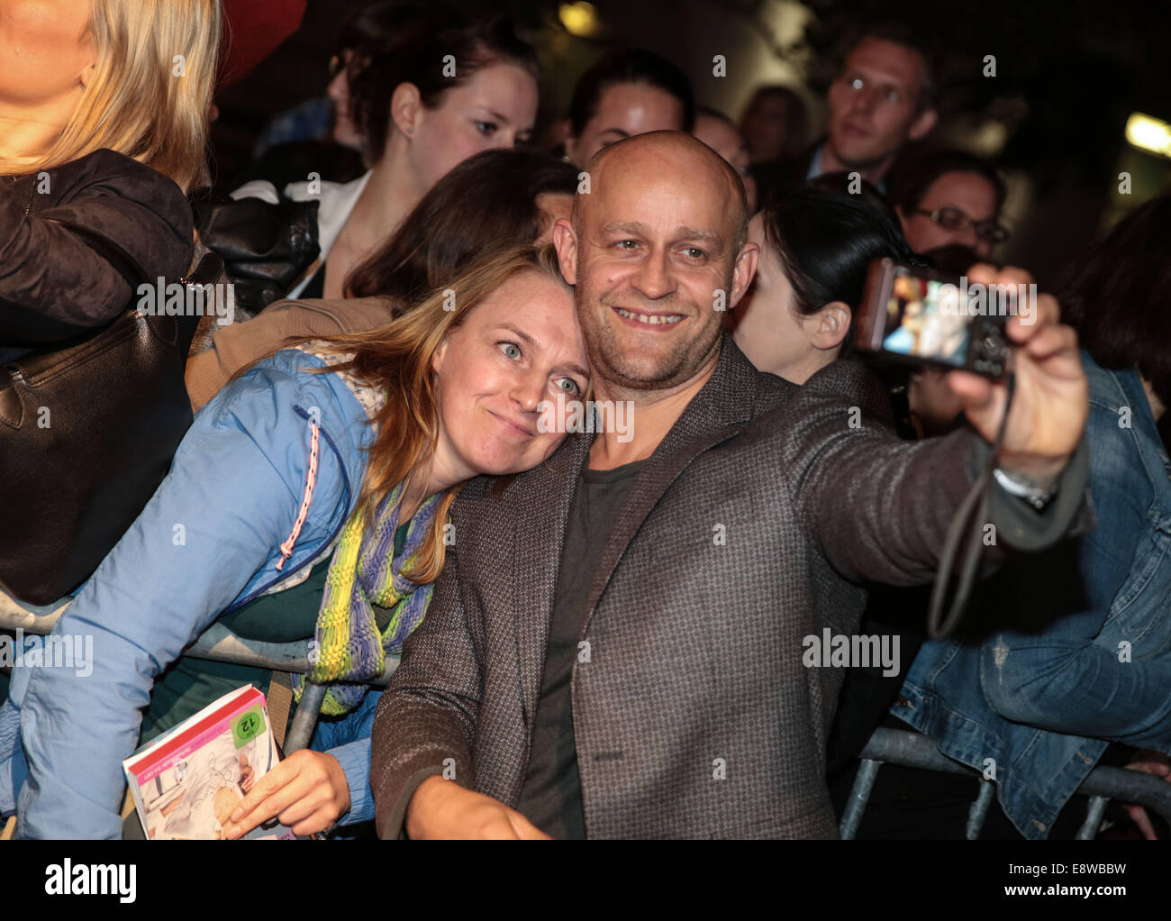 Frankfurt am Main, Deutschland. 14. Oktober 2014. Schauspieler Juergen Vogel nimmt ein Selbstporträt mit Fans auf dem roten Teppich vor der Premiere des Films "Tour De Force" in Frankfurt Am Main, Deutschland, 14. Oktober 2014. Bildnachweis: Dpa picture Alliance/Alamy Live News Stockfoto