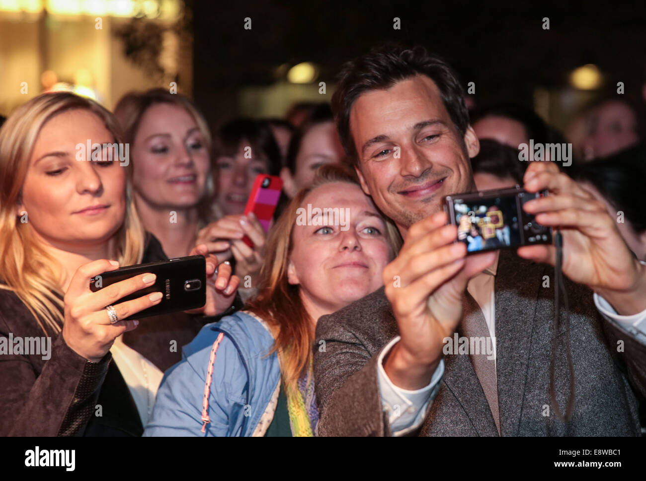 Frankfurt am Main, Deutschland. 14. Oktober 2014. Schauspieler Florian David Fitz nimmt ein Selbstporträt mit Fans auf dem roten Teppich vor der Premiere des Films "Tour De Force" in Frankfurt Am Main, Deutschland, 14. Oktober 2014. Bildnachweis: Dpa picture Alliance/Alamy Live News Stockfoto