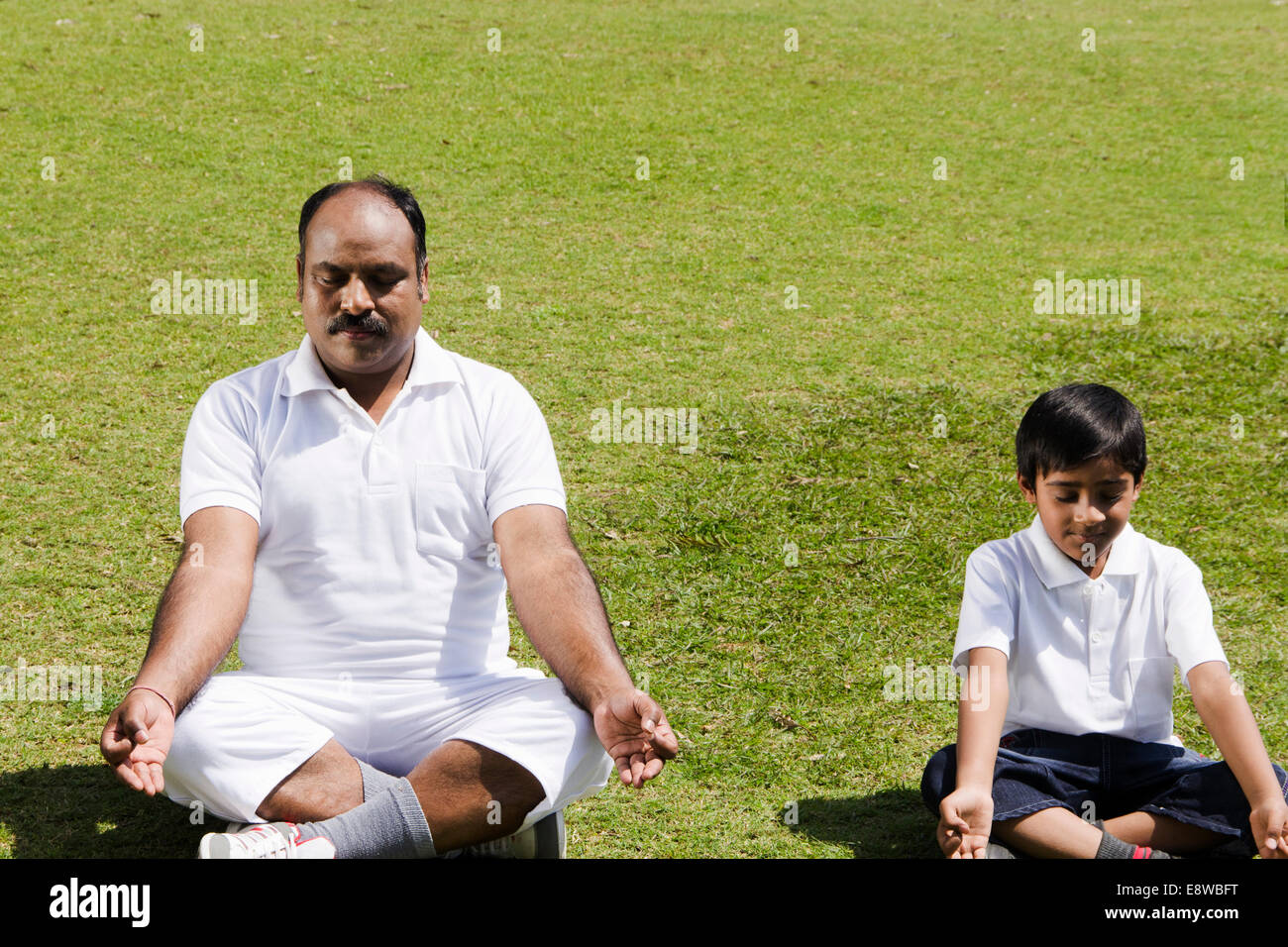 1 indischer Mann Ausübung in Parks mit Kind Stockfoto