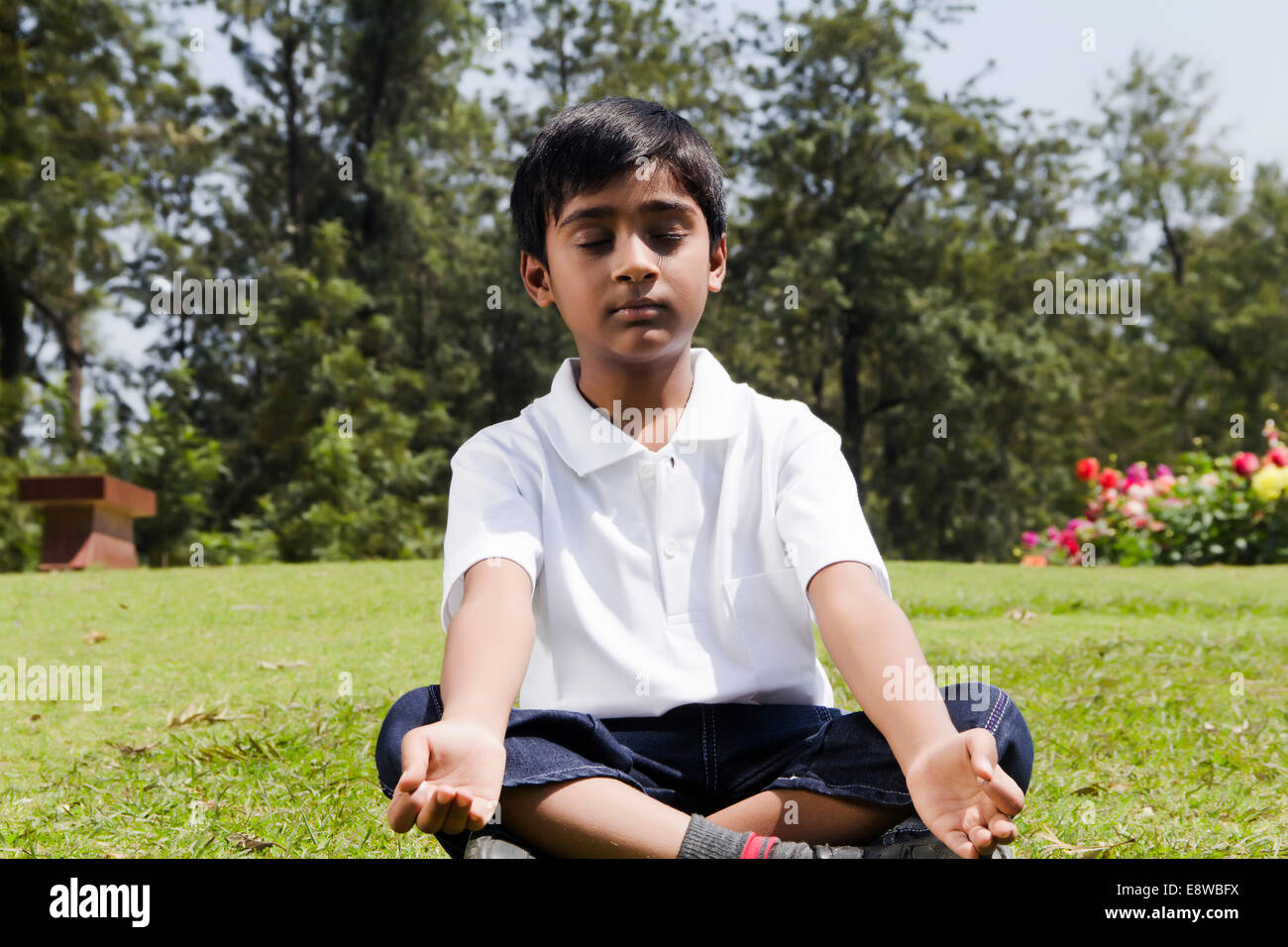 1 indische Kind auszuüben in Parks Stockfoto
