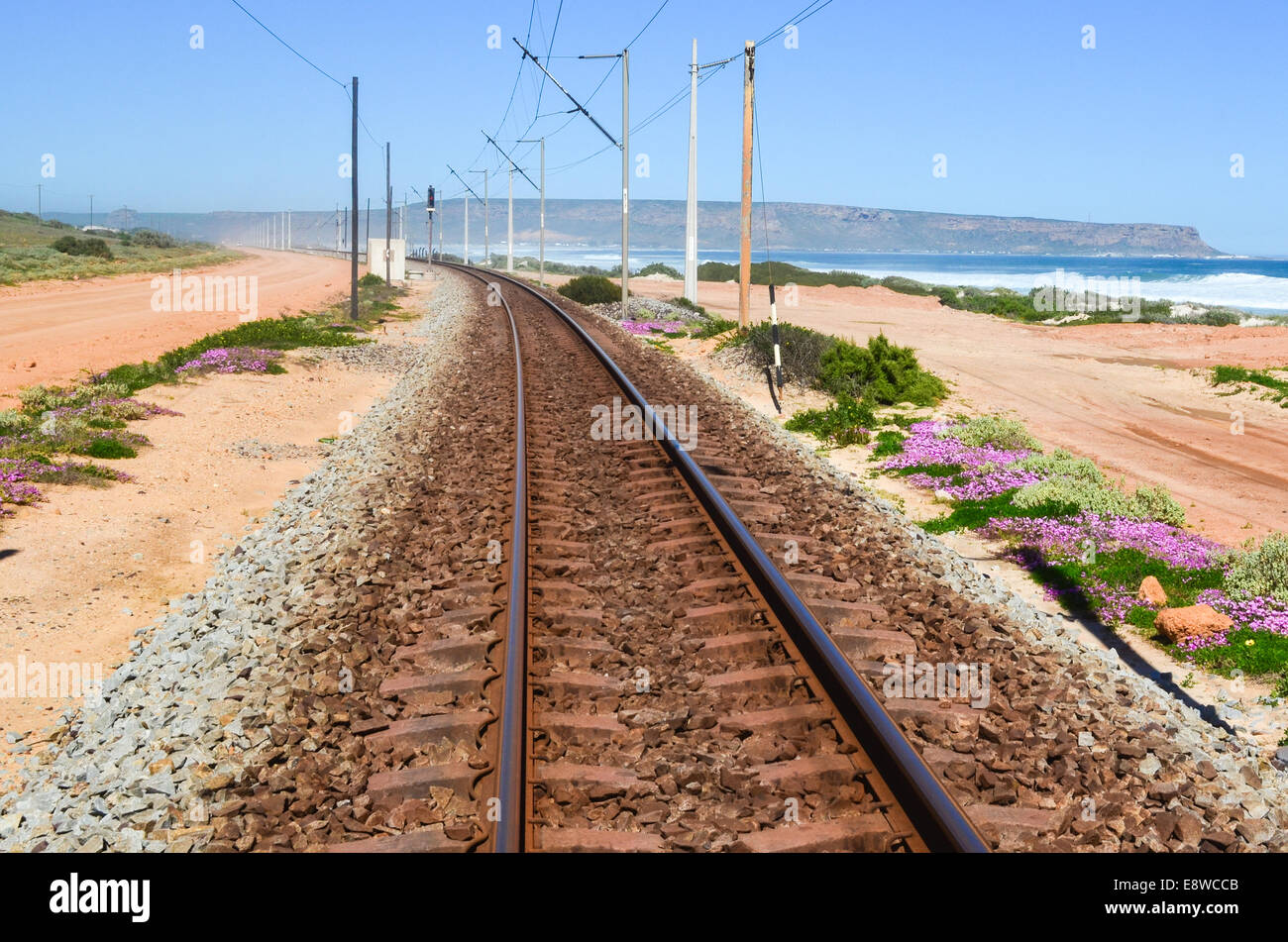 Sishen-Saldanha Eisenbahn an der afrikanischen Westküste in Südafrika in der Nähe von Elandsbaai Stockfoto