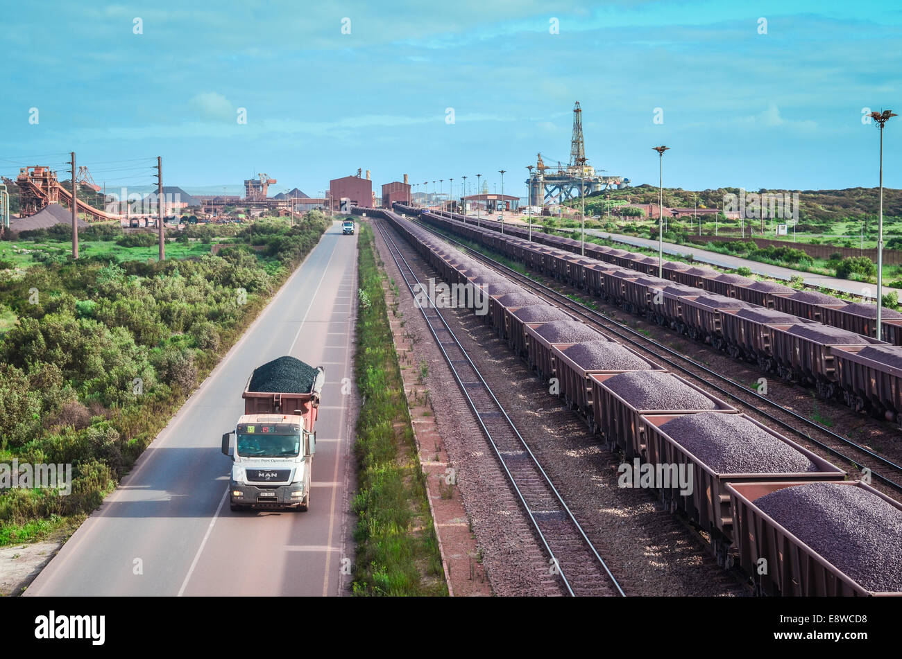 Eisen-Erz-Wagen und LKW am Saldanha Terminal, Südafrika. Die Züge kommen aus Sishen (Kathu) mir Stockfoto