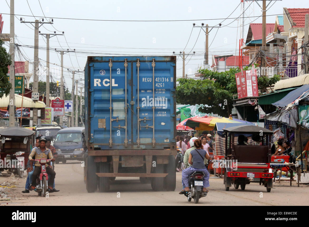 LKW mit Container von Kleidungsstücken aus der Textilfabriken in Phnom Penh, Kambodscha Stockfoto