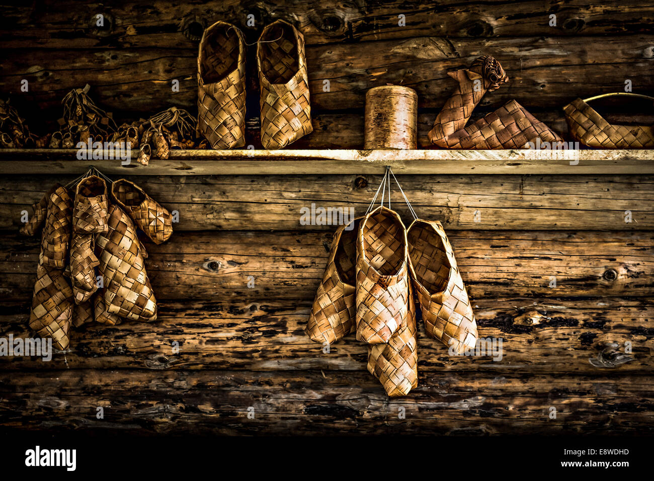 Bast Bast-Schuhe zu verkaufen. Alle Größen sind vorhanden, darunter diejenigen für Zwerge und Elfen Stockfoto