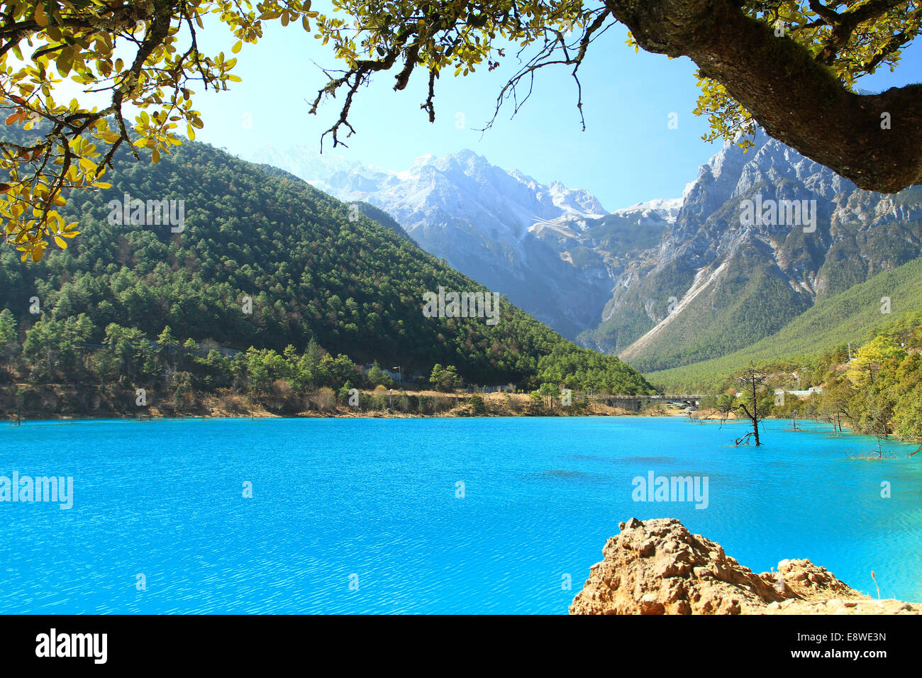 Yulong-Schneeberg malerischen Ausläufern der Blue Moon Valley Stockfoto